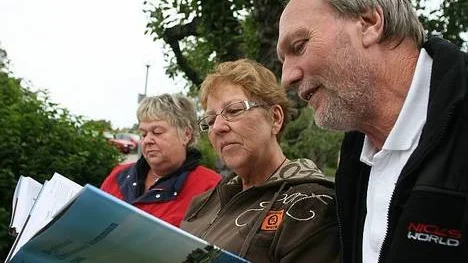 Fr v: Birgitta Granlund, Gunn Johansson och Glenn Johansson var mycket glada åt att de beställt varsin bygdebok.