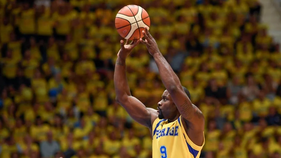 Basketlandslaget kan räkna med fullsatta läktare i Fyrishov. Här syns Thomas Massamba under en kvalmatch på Hovet i Stockholm.