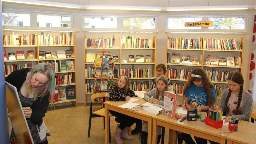 Mangatecknaren Alice Engström var i Örbyhus och lärde lovlediga skolungdomar hur man tecknar mangafigurer.