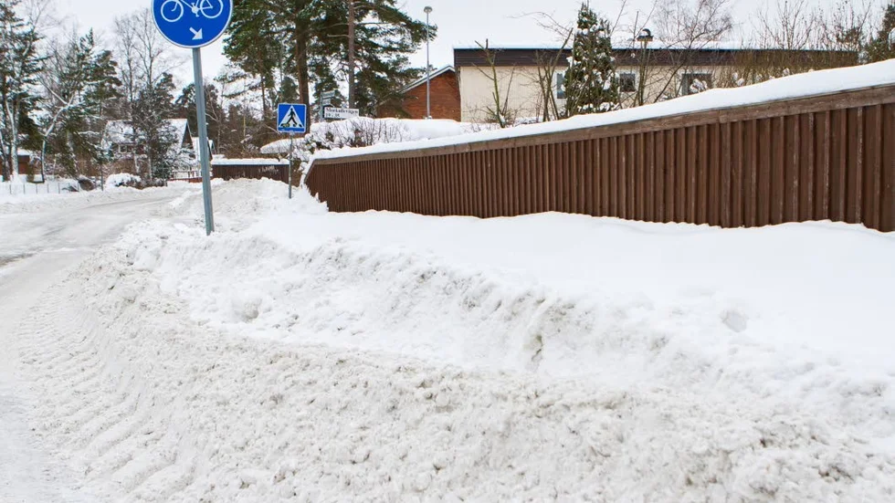 På vissa tällen har inte ens de skyltade cykelvägarna snöröjts.