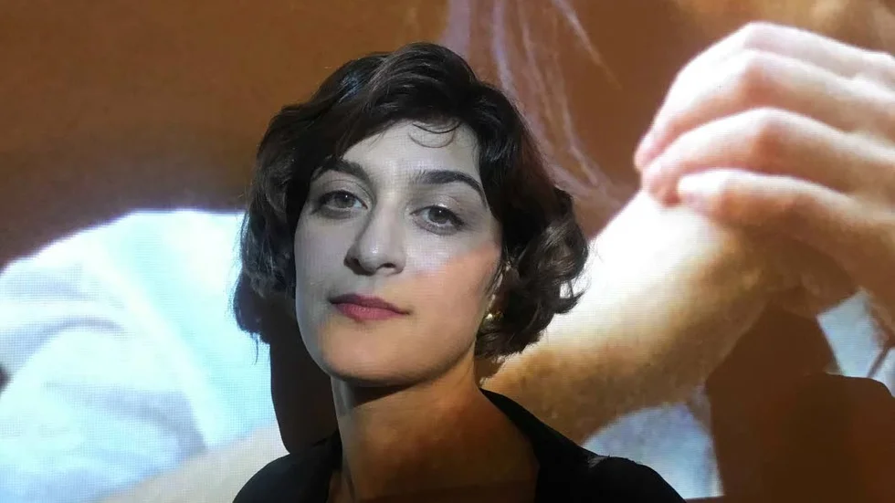 Brenda El Rayes spelar till konstverken på Köttinspektionen.