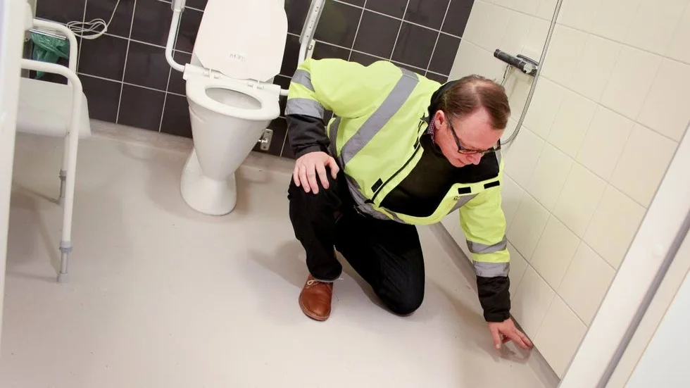 Även i badrum och kök har alla golv gjorts om. Lars Karlsson visar på de skarvar i mattan som kommer att täckas av kakellister.
