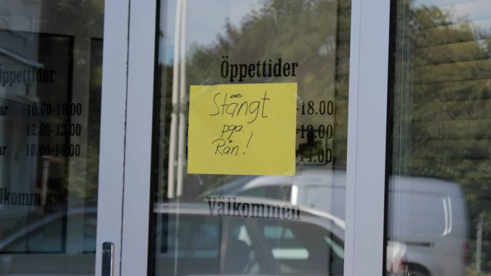 I juni utsattes butiken för rån.