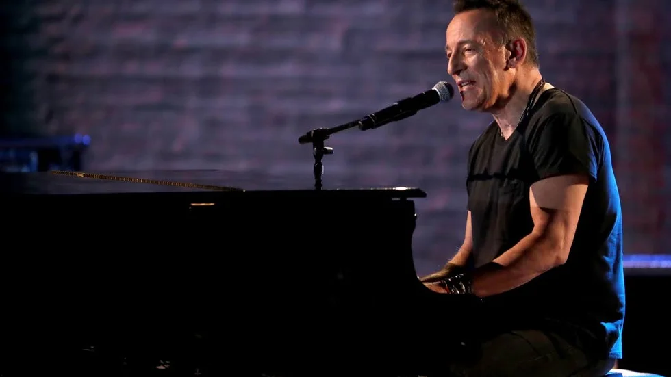 Showen "Bruce Springsteen on Broadway" är i princip en monolog med lite musik i. Ändå skapas scenmagi, tycker skribenten. Nu snart kan showen  i en strömningstjänst.