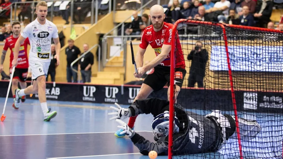 Henrik Stenberg fri med Växjömålvakten Viktor Kastengren och gör enkelt 2–0 för Storvreta i den första perioden.
