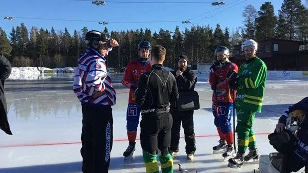 Andra halvlek på Skutskärs IP blev bara en längre pratstund mellan spelare och domare på isen.