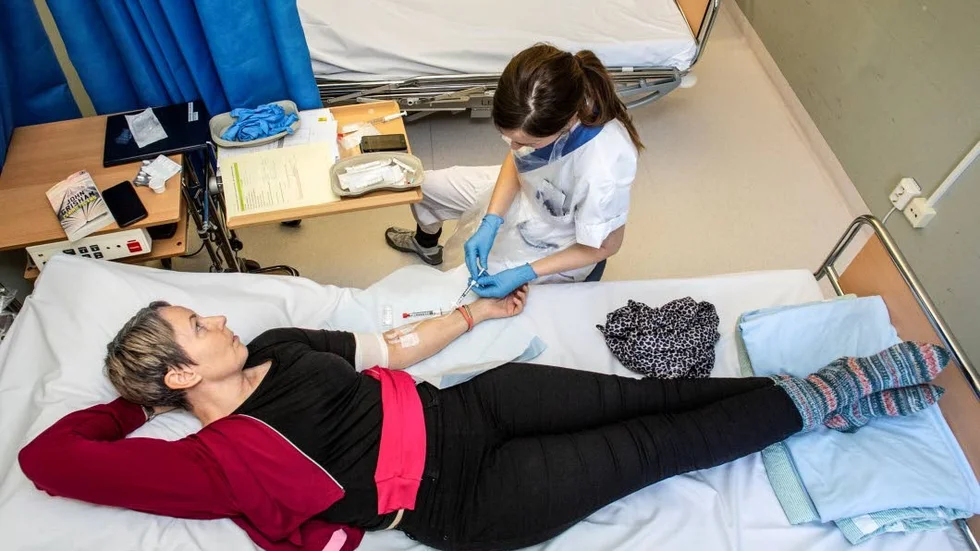 I åtta veckors tid får Mie Nygren vaccinet. Det är forskningssjuksköterskan Anna-Clara Tufveson som ger henne dosen.