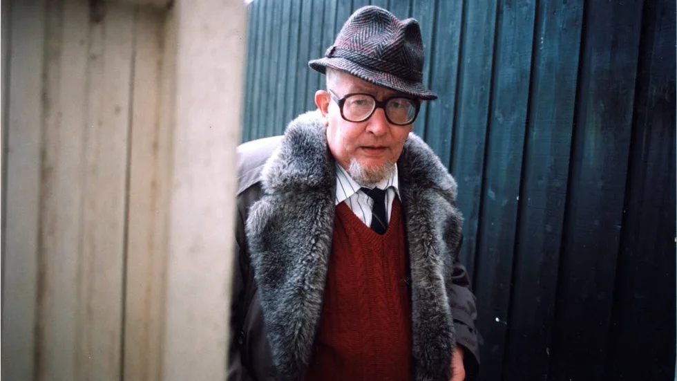 Sven Delblanc fotograferad vid sitt hem i Uppsala 1991.