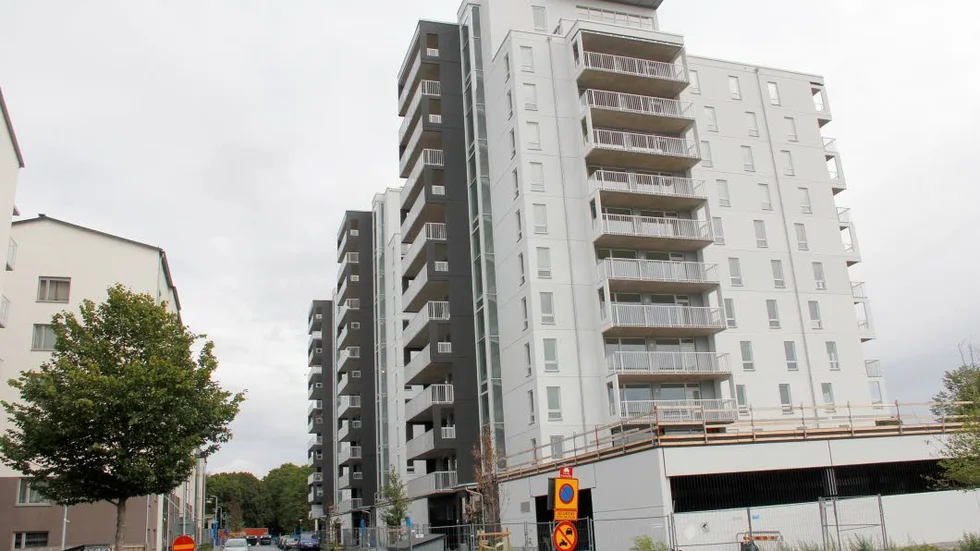 Försäljningen av de 88 lägenheterna i två av EHB:s 13-våningshus i Sadelmakaren kommer snart att starta.