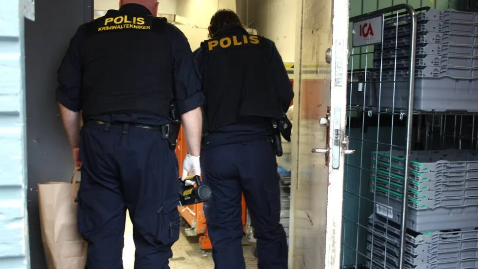 Polisen genomförde teknisk undersökning i den rånade livsmedelsbutiken.