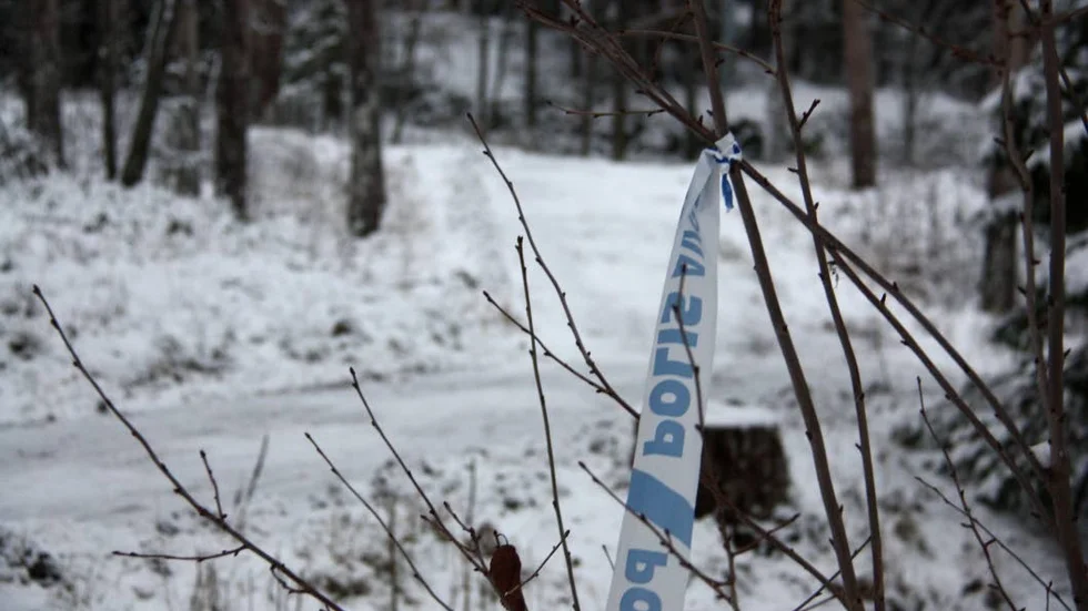 En bit av polisens avspärrningsband hänger kvar på platsen där en pojke blev knivskuren på tisdagseftermiddagen.