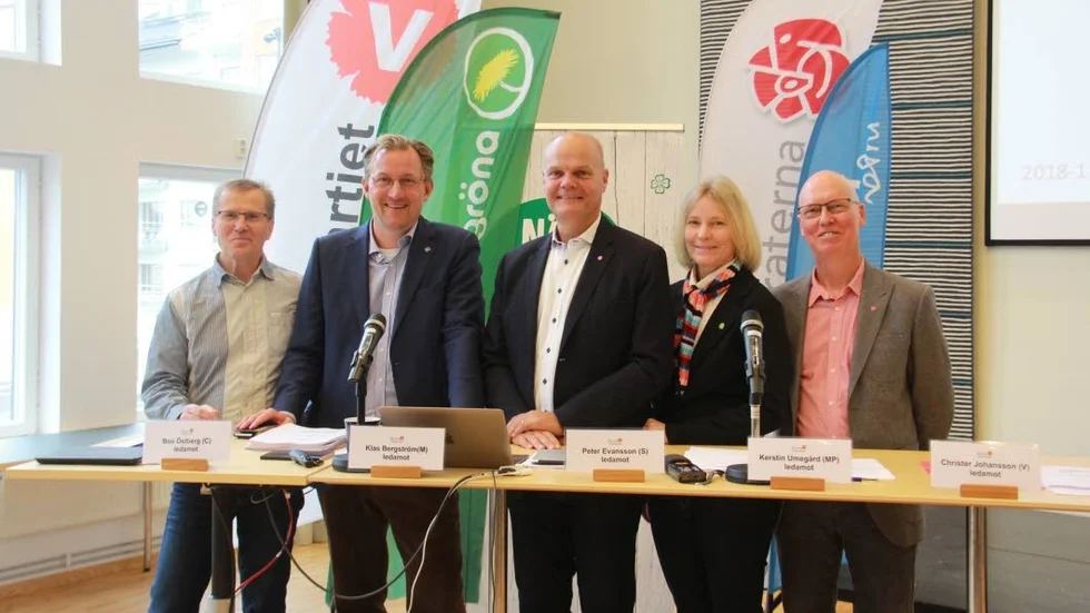 Den nya fempartimajoriteten i Knivsta kommun spänner från vänster till höger på den politiska skalan. Boo Östberg (C), Klas Bergström (M), Peter Evansson (S),  Kerstin Umegård (MP) och Christer Johansson (V). SD, KD och KNU gick dock mest framåt i valet.
