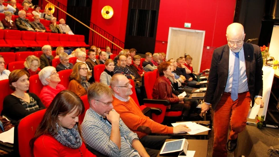 Jacob Spangenberg (C) (till höger i bild) fortsätter enligt majoritetens förslag som kommunstyrelsens ordförande. Första fullmäktigemötet för den nyvalda högsta beslutande församlingen i Östhammars kommun sker på tisdagskvällen på Storbrunn.