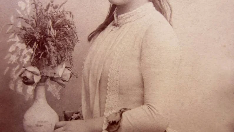 Märta Abenius, cirka 1886. Foto av fotografi i Hjalmar Söderbergs fotoarkiv.