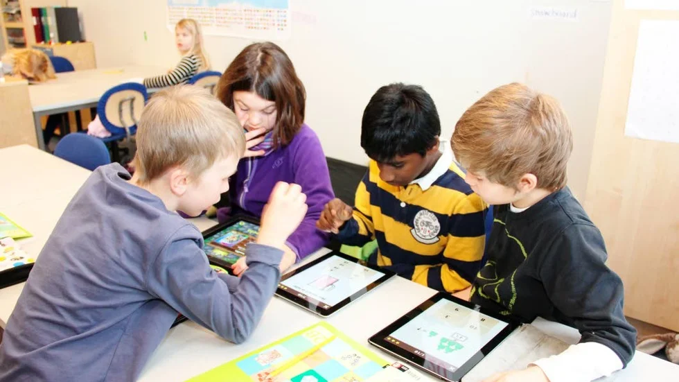 S:ta Maria skola i nya Alsike har gett eleverna varsin i-pad och lärarna har fått varsin active board, ngt som utvecklat undervisningen mycket enligt lärarna. På bilden frv Smilla Åkerlund, Basava Bunsow och Jakob Ejeskog. Framför dem ?