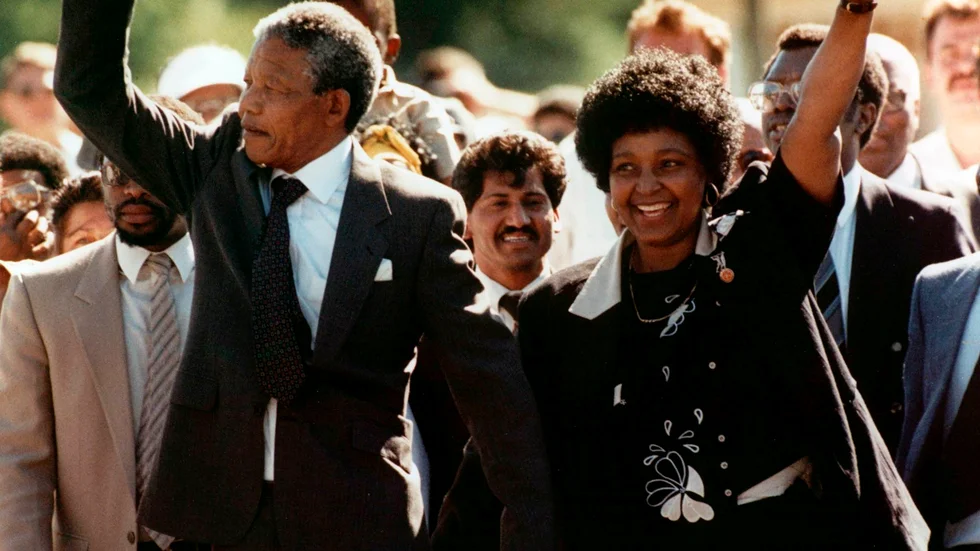 Nelson Mandela förespråkade försoning i stället för hämnd efter att apartheidsystemets fall i Sydafrika. Det ”normala” hade varit att utkräva hämnd och blodbad, skriver Rolf Waltersson.
Bilden: Nelson och Winnie Mandela firar frisläppandet för 32 år sedan, 1990.