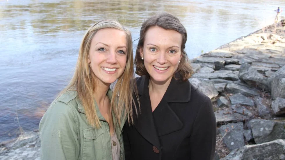 Josefin Ronnerfors (tv) och Sanna Rudling jobbar båda med evenemanget Fallens Dag för Romantic Sweden.