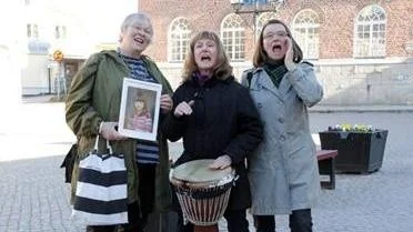 Lotti Oscarsson, Gunbritt Henricsson och Margareta Åkerström står på Rådhustorget i Östhammar och vrålar ut sin frustration över att politikerna inte tar klimatfrågan på allvar. Lotti Oscarsson ger röst åt sitt barnbarn Ester, sex år, på porträttet.