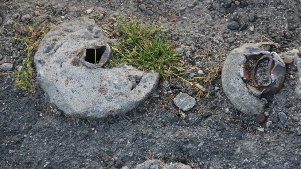 Bara några stumpar av järnrören som tidigare höll upp skylten för övergångsställ på Storgatan återstår.