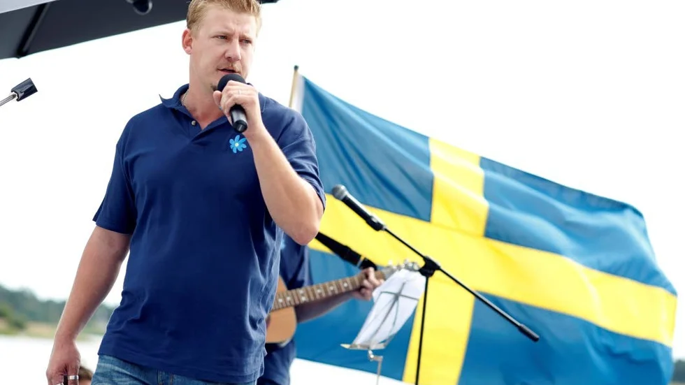 SD-trubadur. Linus Bylund, här vid SD:s sommarmöte i Sölvesborg 2010 då han spelade Mikael Wiehes "Flickan och kråkan" med en omstöpt tredje vers.