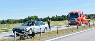 Bil in i vajerräcke