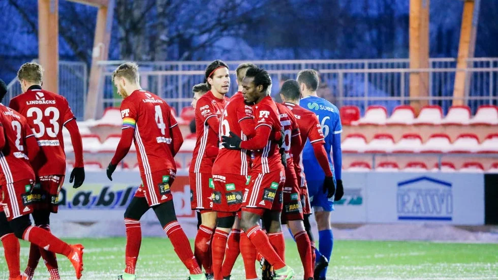Nu blir det tillbaka till den röda Piteåtröjan.