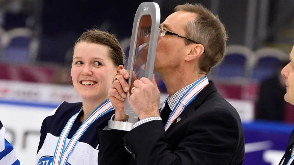 Pasi Mustonen kysser bronsstatyn i VM 2015. Michelle Karvinen, till vardags i Luleå Hockey, tittar på.