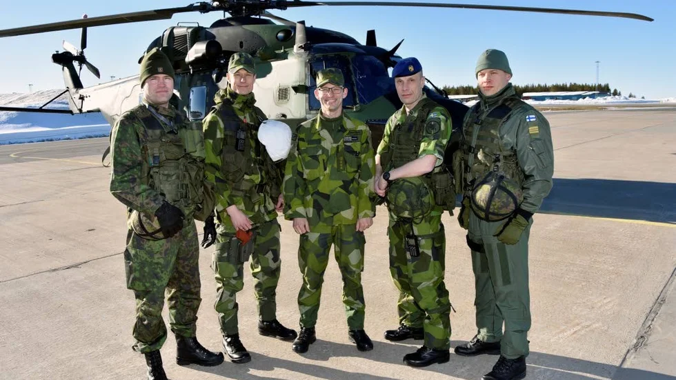 Det svenska och finska flygvapnet har för första gången genomfört en gemensam nationell flygövning i bland annat Norrbotten. Från vänster: Tomi Iikkanen, Peter Grefberg, Claes Isoz, Niklas Perman samt Ossi Heikkinen.