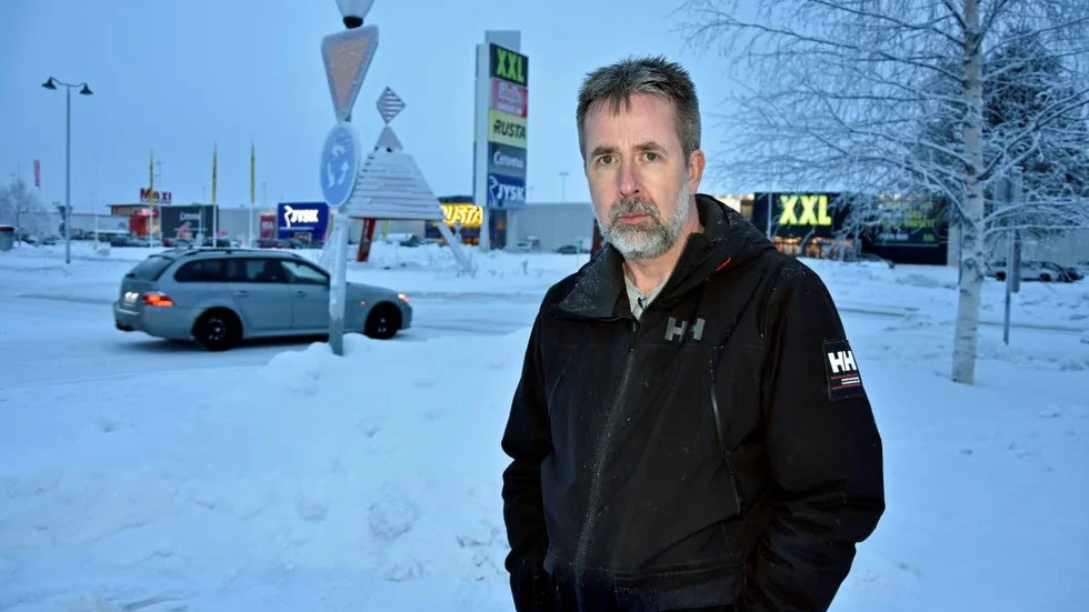 Göran Lindh säger att mannen låg bara ett par meter från vägen. "Det var omöjligt att inte se att han låg där", säger han. Ändå var han den enda som stannade för att hjälpa till.
