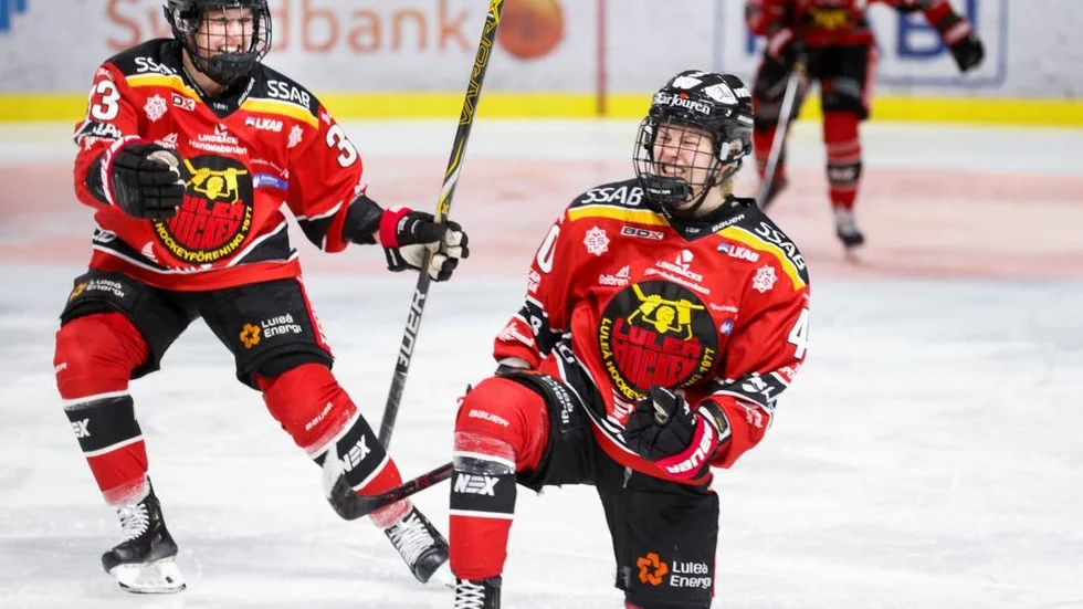 Michelle Karvinen är på väg att omfamna matchvinnaren Noora Tulus.
