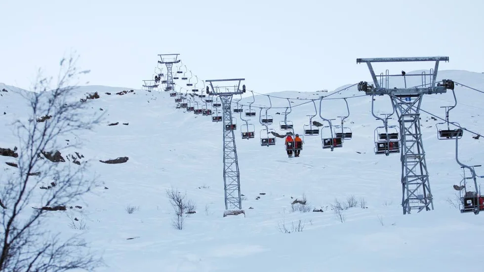 Den nedre stolliften i Riksgränsen är trasig och beräknas rulla igen först i mitten av april.
