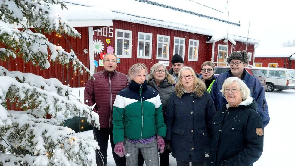Alla av de omkring trettio Lansjärvsborna som gemensamt har krävt kompensation från Vattenfall för byns många elavbrott har fått ersättning. Men det bästa tycker de är att de knappt har haft ett strömavbrott sedan dess. Fr.v. Tord Henriksson, Solveig Nordmark, Ann-Louise Henriksson, Hans Silfverplatz, Eva Nordmark, Annalisa Johansson, Astrid Lithner och Paul Henriksson.