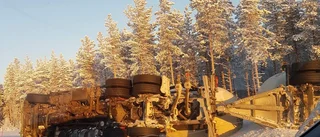 Lastbil i diket på E 10