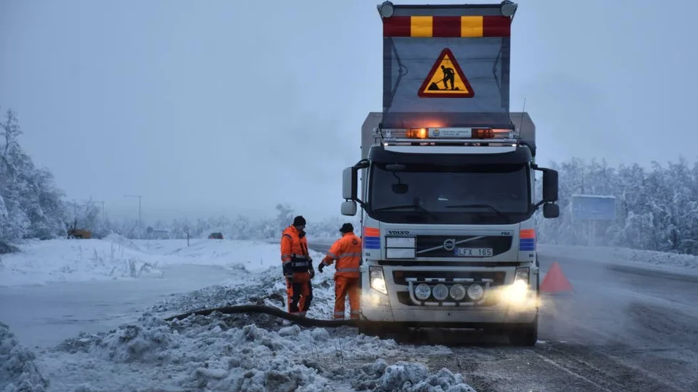 Arbetet med att reparera vattenledningen pågår.