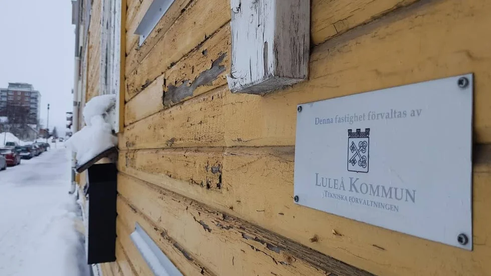 Fastigheten har förfallit och stått tom i flera år. Färgen har lossnat från fasaden och obehöriga har tagit sig in i lokalen och utsatt den för skadegörelse.