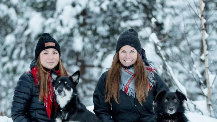 Författarna Leila Nutti med sin lapska vallhund Hedda och Anna Kuhmunen med border collie Rissla är nöjda med reaktionerna de hittills fått på boken.