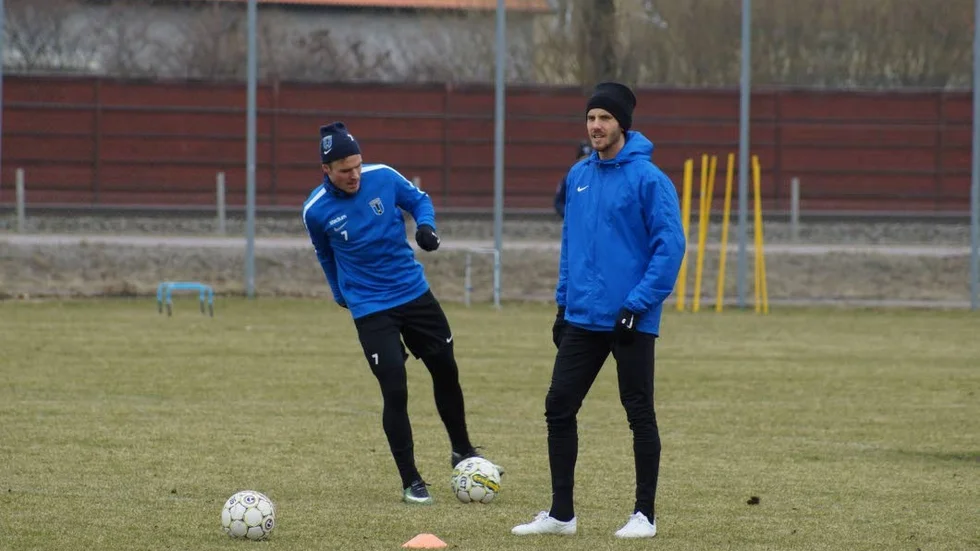 På gräs. Johan Eiswohld och lagkaptenen Niklas Busch Thor under lördagens träning.