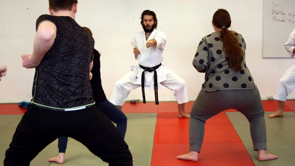 Karate. Stefan Fredriksson visar och eleverna gör efter.