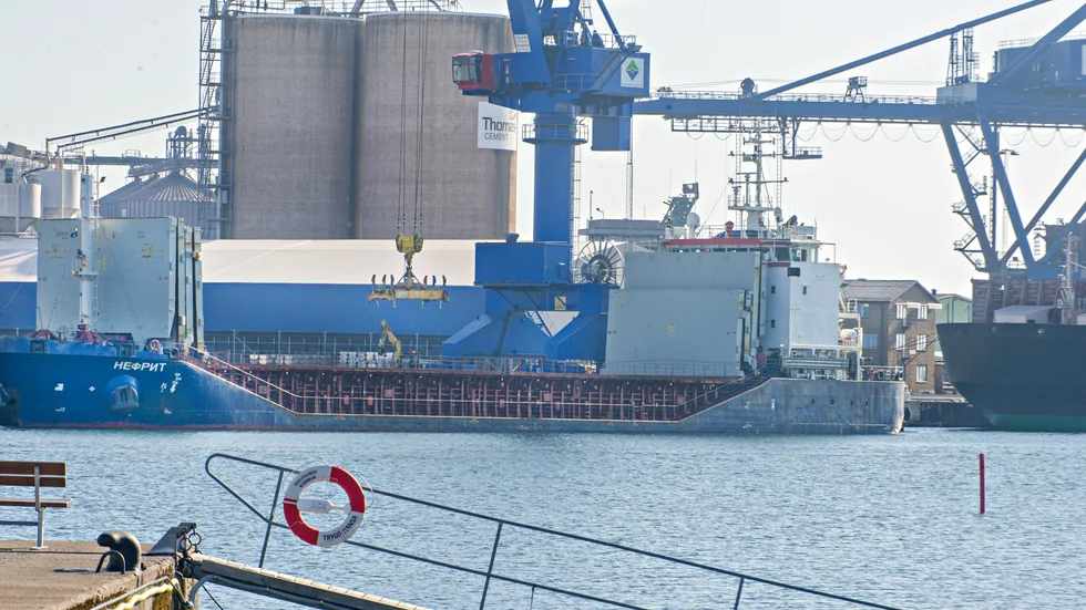 Det ryska fartyget Nephrite låg i Oxelösunds hamn för ett par veckor sedan. Nu ser det ut att bli stopp för ryska fartyg i EU:s hamnar.