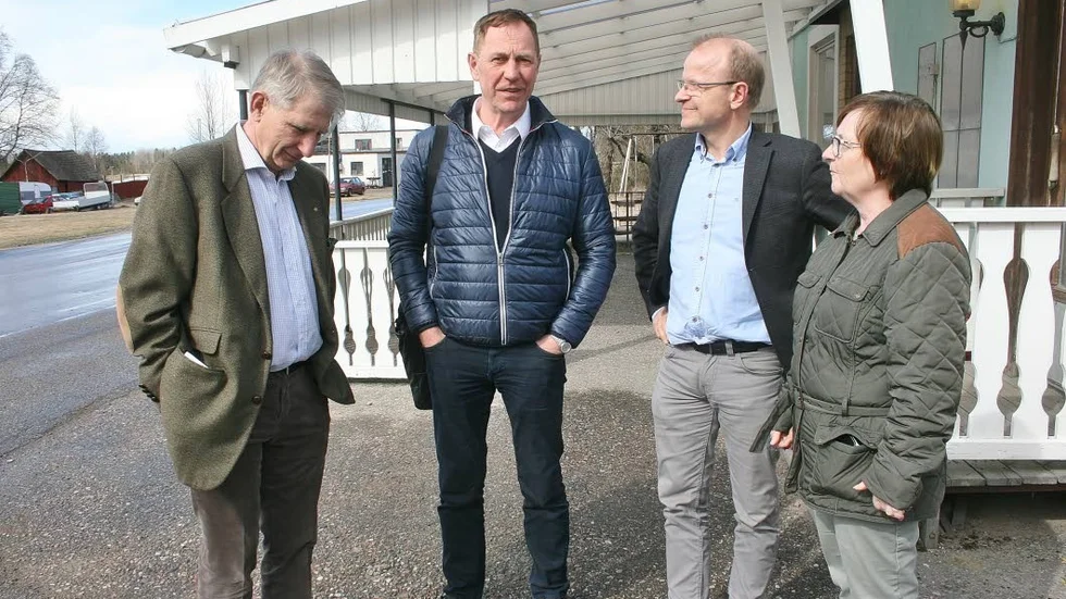 Fokus på mygg. Kvartetten (från vänster) Gerhard Winroth, Föreningen för myggbekämpning, Jan Lundström, verksamhetsledare hos Biologisk Myggkontroll, Mikael Oscarsson (KD), riksdagsman, och Ingrid Bergman, ordförande hos Föreningen för myggbekämpning, diskuterade myggfrågan i Österfärnebo på fredagen.