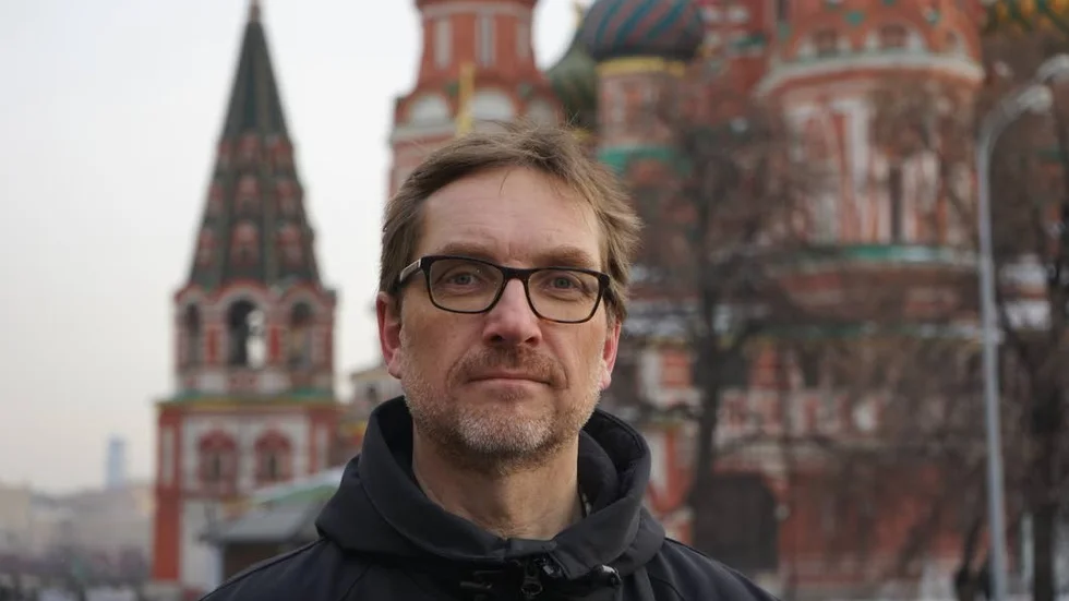 Ryssland. Per Enerud är journalist och författare, aktuell med biografin "Den farligaste av flyktingar". I dag är han svenskt pressråd i Moskva.