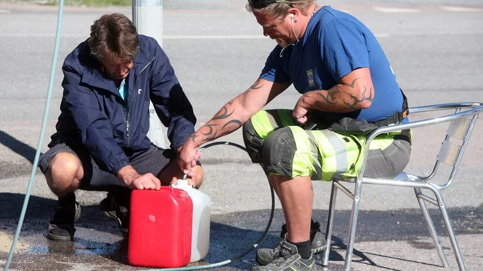 Påfyllning. Sven-Olof Karlsson upptäckte att vattnet var borta när han skulle koka sitt morgonkaffe.