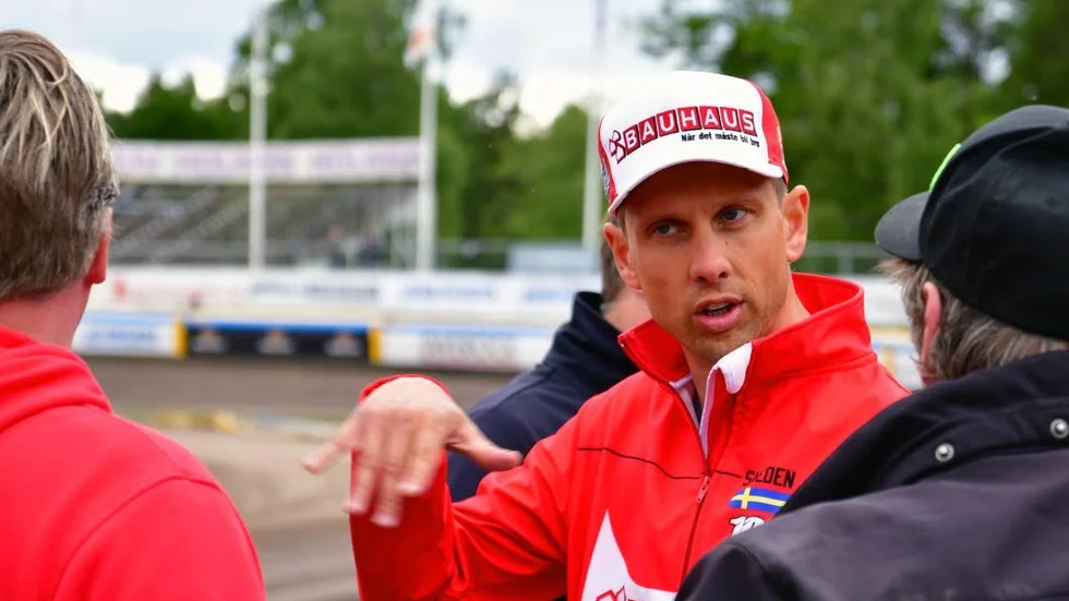 Hämmad. Andreas Jonsson timmen innan sitt första heat. Han kände av nyckelbensskadan även om det blev 8+0 poäng på fem heat. Nu ligger Rospiggarna sist i tabellen.