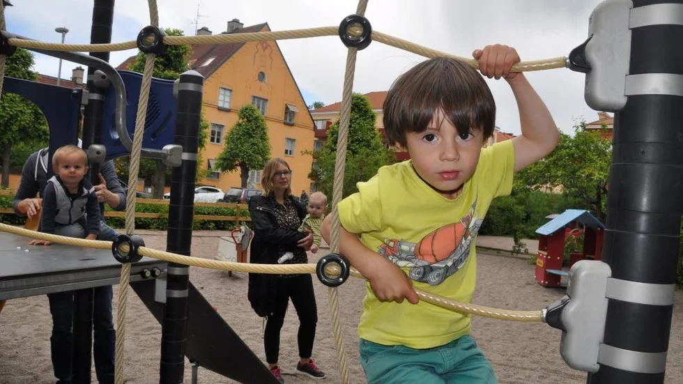 Var är vi? Treårige Jonathan van Der Heijden leker loss i en av stadsdelens lekparker. Bakom skymtar lillebror Lucas samt Pernilla Westerback med sonen Ludvig Westerback.