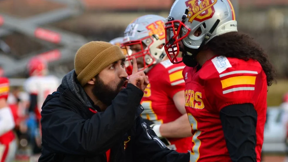 Besviken. Uppsalas headcoach Moe Kadkhodai var inte nöjd med att defensen släppte till 31 poäng.