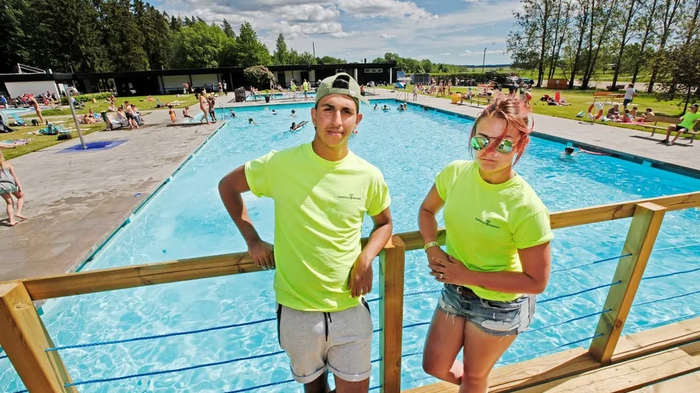 Badvakter. Taha Ahmed och Ronja Eriksson trivs som fisken på Fjärdhundrabadet.