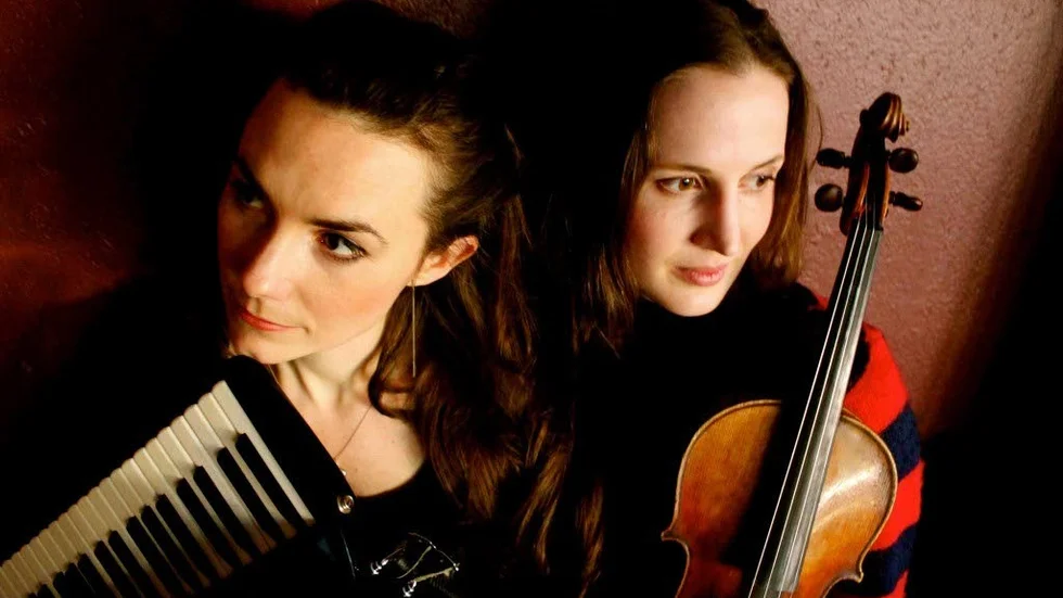 Unika röster. Lisa Eriksson Långbacka, ackordion och Lisa Rydberg, fiol.