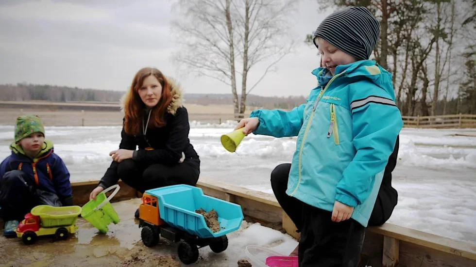 Lek. Emelie Blomfelt bor i Gyllboda mellan Läby och Månkarbo. Här med William Larsen och Victor Fridsjö.