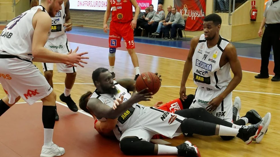 Kämpigt. BC Luleås Brice Massamba sliter åt sig en lös boll och gästerna dominerade stundtals.