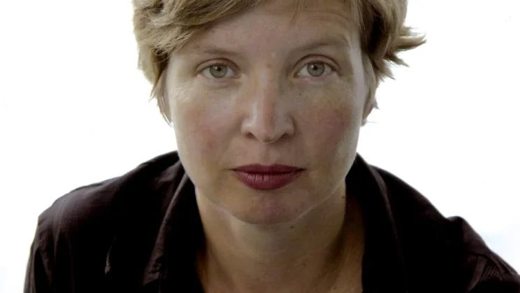 Berättare. Historiens vingar sveper över nutiden i Jenny Erpenbäcks nya roman.